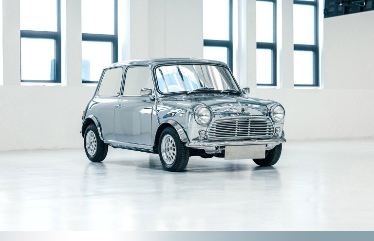 Фото эмблемы и приборной панели Mini 1000 Mr. Bean.