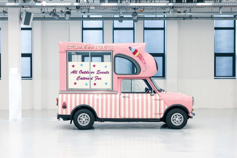 Фото эмблемы и приборной панели Mini 1000 Mr. Bean.