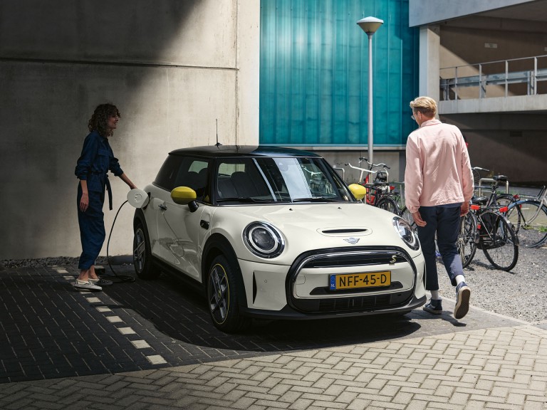 MINI 3-door Cooper SE – front view – silver and black