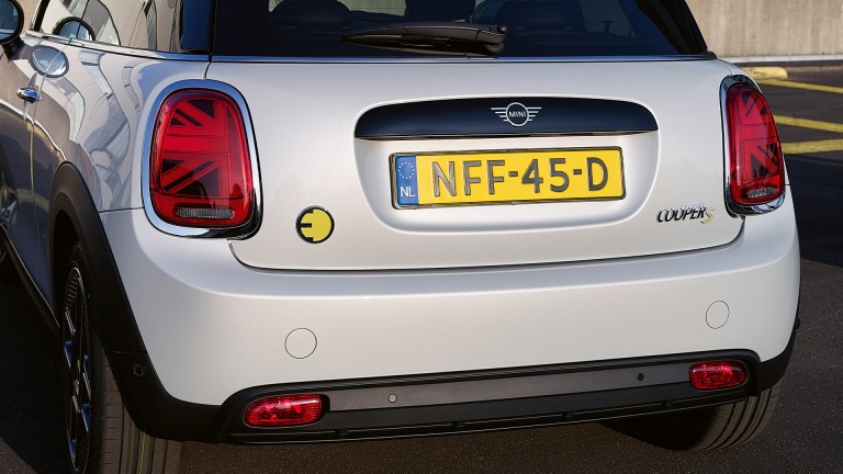 MINI 3-door Cooper SE – exhaust end pipe – rear bumper